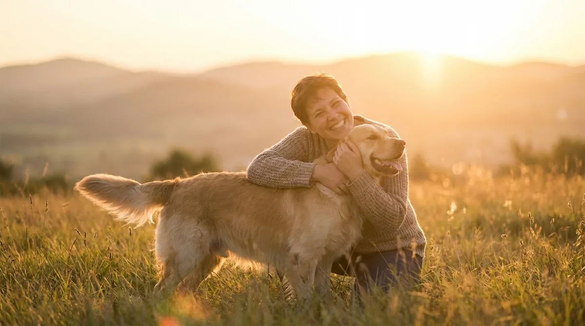 Tutor feliz com seu cão obediente